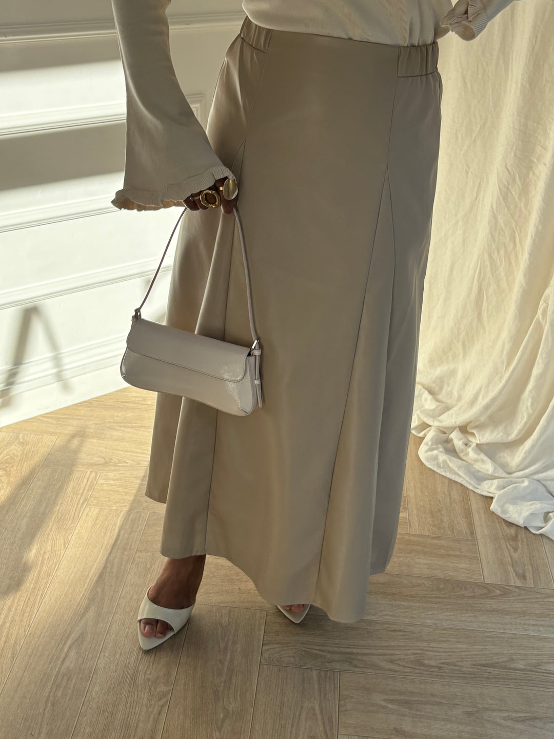 MAXI JUPE ÉVASÉE EN SIMILICUIR BEIGE