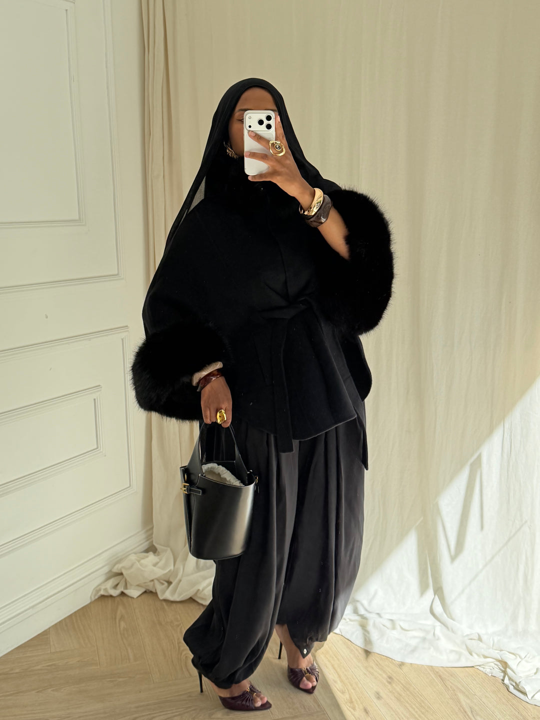 CAPE EN LAINE COL FOURRURE AMOVIBLE COUSU MAIN NOIRE