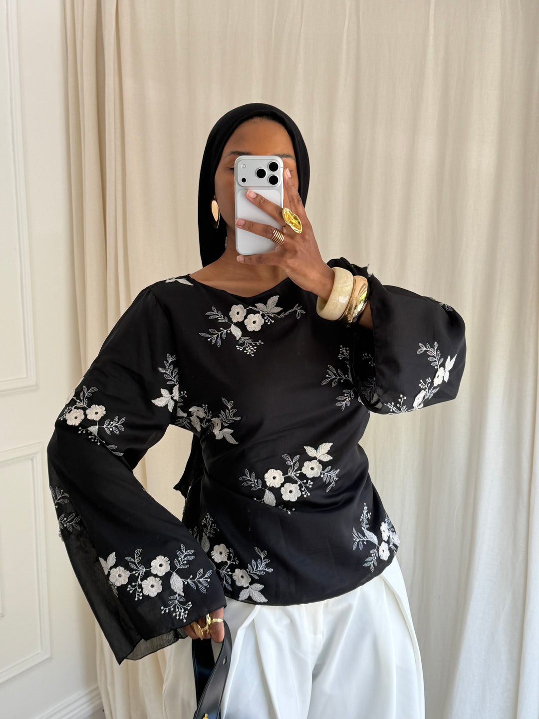 BLOUSE COURTE À FLEURS NOIRE
