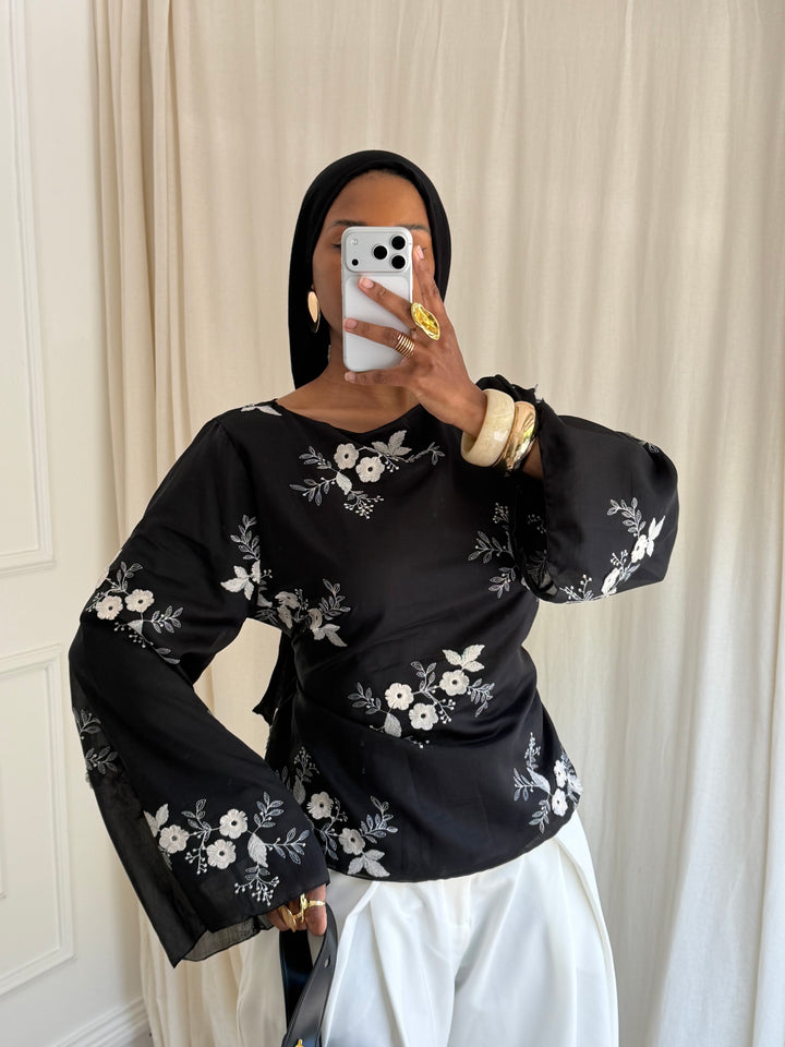 BLOUSE COURTE À FLEURS NOIRE