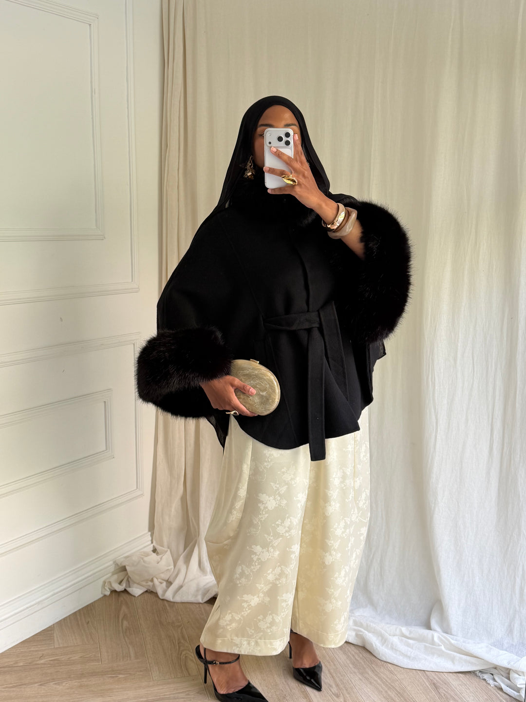 CAPE EN LAINE COL FOURRURE AMOVIBLE COUSU MAIN NOIRE