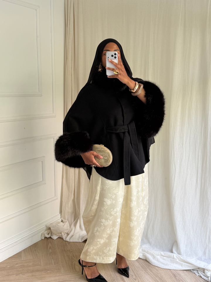 CAPE EN LAINE COL FOURRURE AMOVIBLE COUSU MAIN NOIRE
