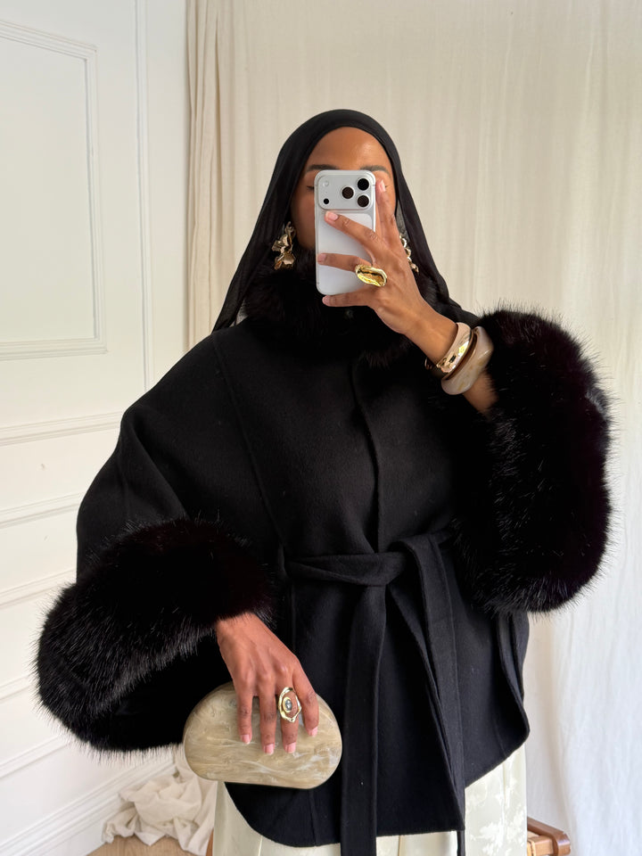 CAPE EN LAINE COL FOURRURE AMOVIBLE COUSU MAIN NOIRE
