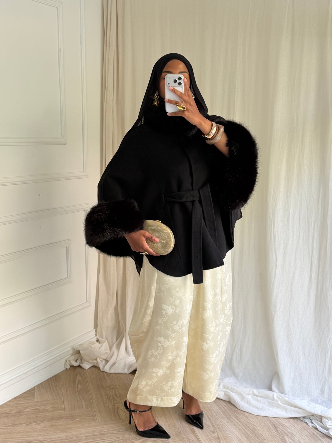 CAPE EN LAINE COL FOURRURE AMOVIBLE COUSU MAIN NOIRE
