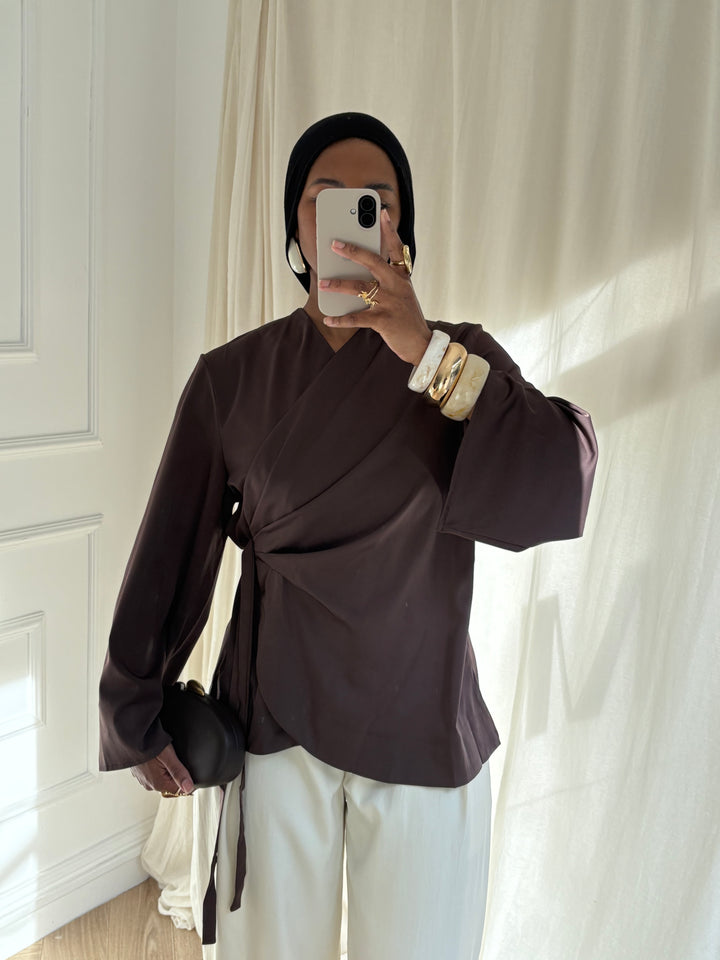 BLOUSE SATINÉE À NOUER MARRON