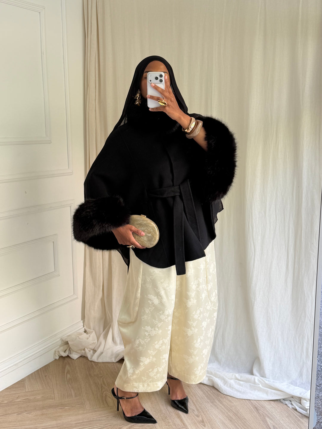 CAPE EN LAINE COL FOURRURE AMOVIBLE COUSU MAIN NOIRE