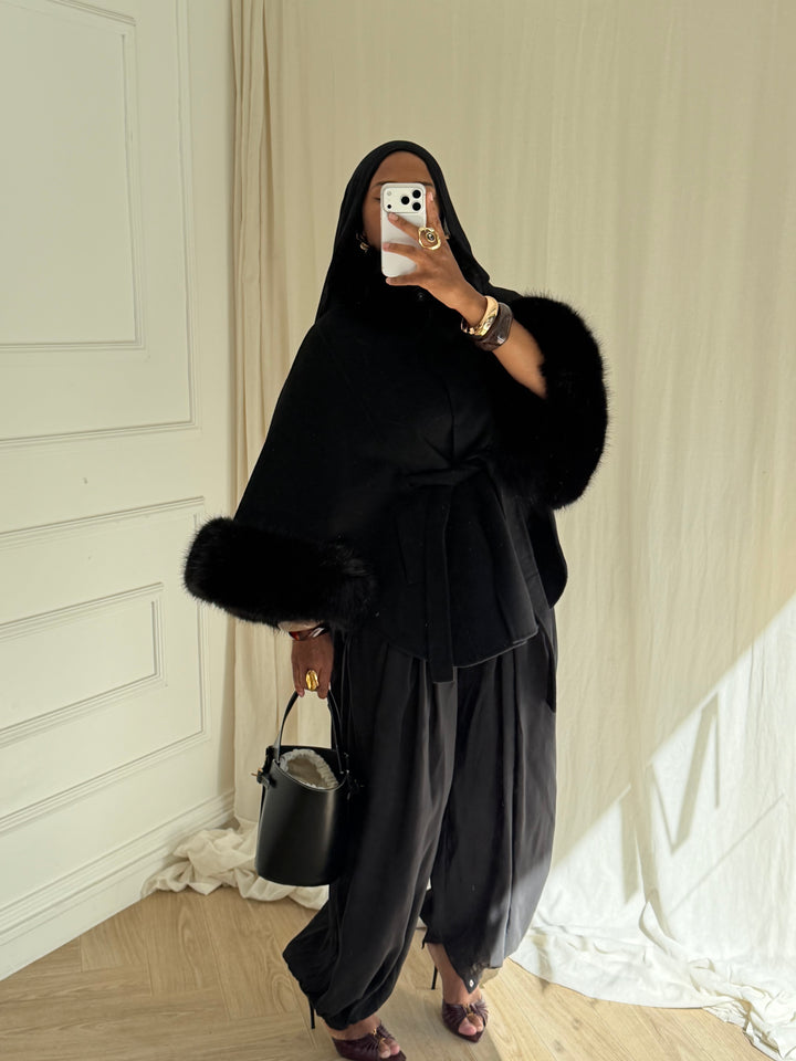 CAPE EN LAINE COL FOURRURE AMOVIBLE COUSU MAIN NOIRE