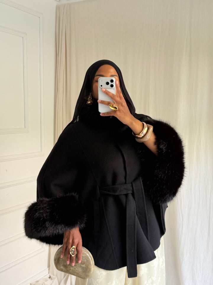 CAPE EN LAINE COL FOURRURE AMOVIBLE COUSU MAIN NOIRE