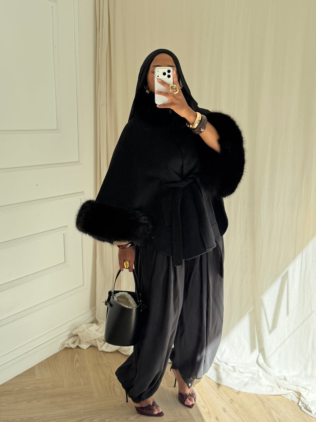 CAPE EN LAINE COL FOURRURE AMOVIBLE COUSU MAIN NOIRE