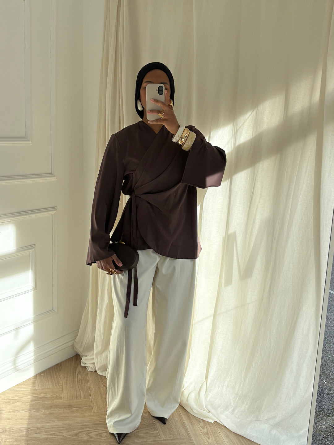 BLOUSE SATINÉE À NOUER MARRON