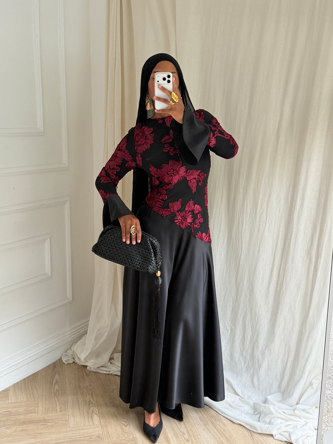 ROBE LONGUE FLEURS BRODÉ NOIRE ET BORDEAUX