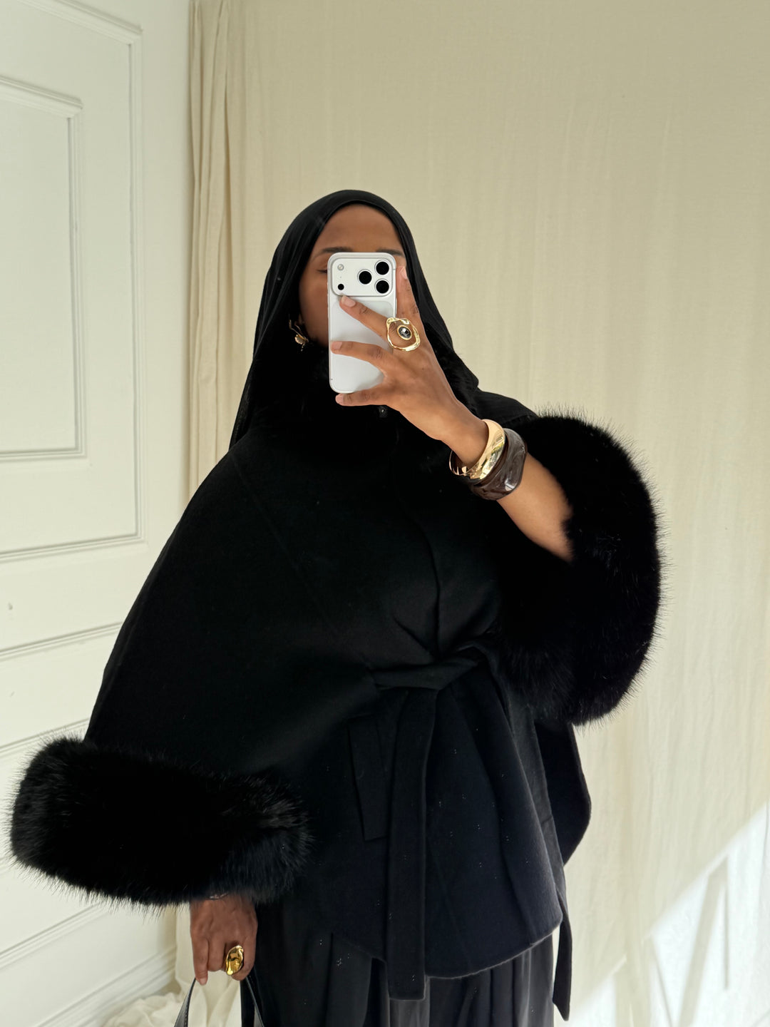 CAPE EN LAINE COL FOURRURE AMOVIBLE COUSU MAIN NOIRE