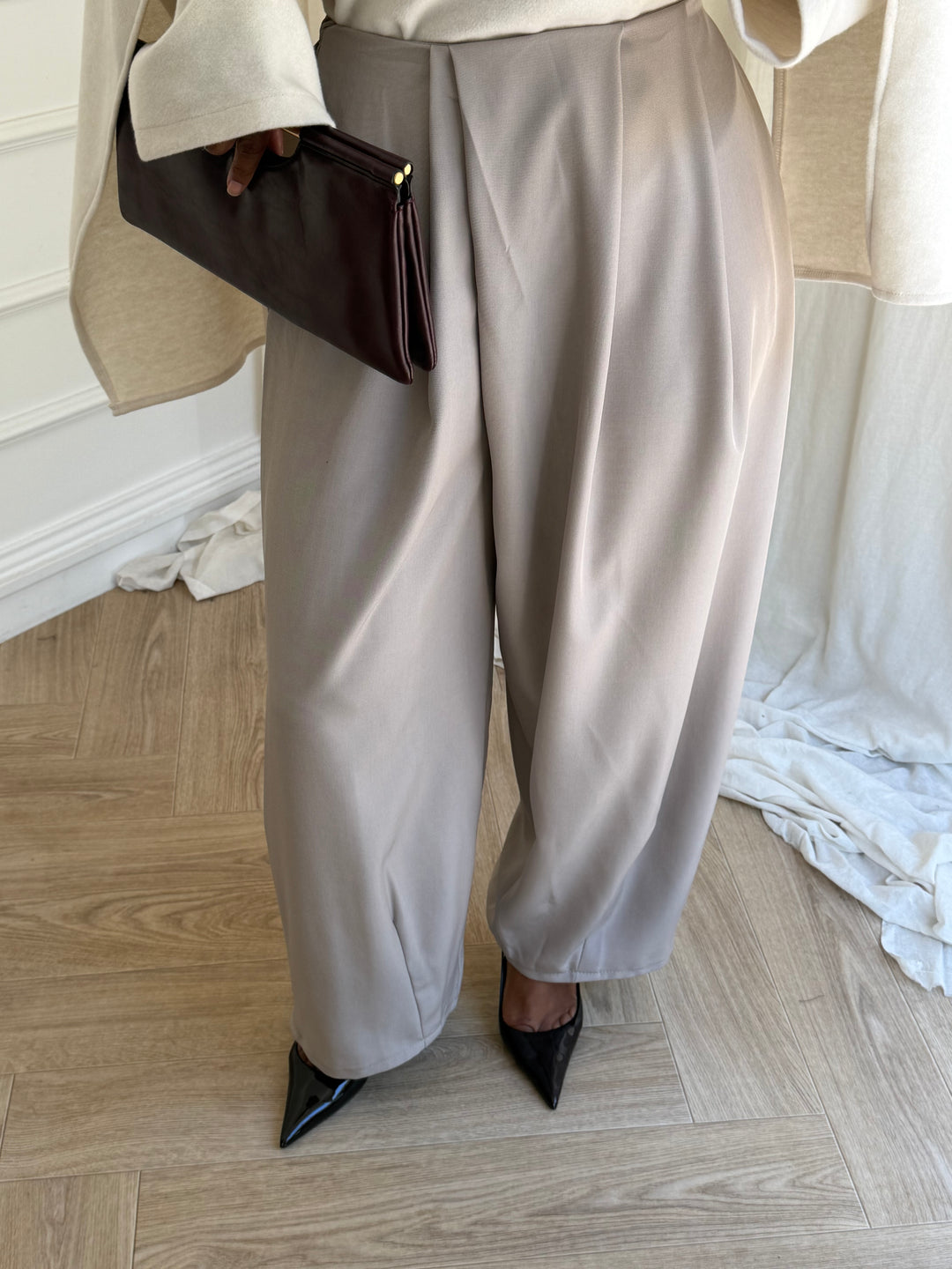 PANTALON BAREL DRAPÉE TAUPE