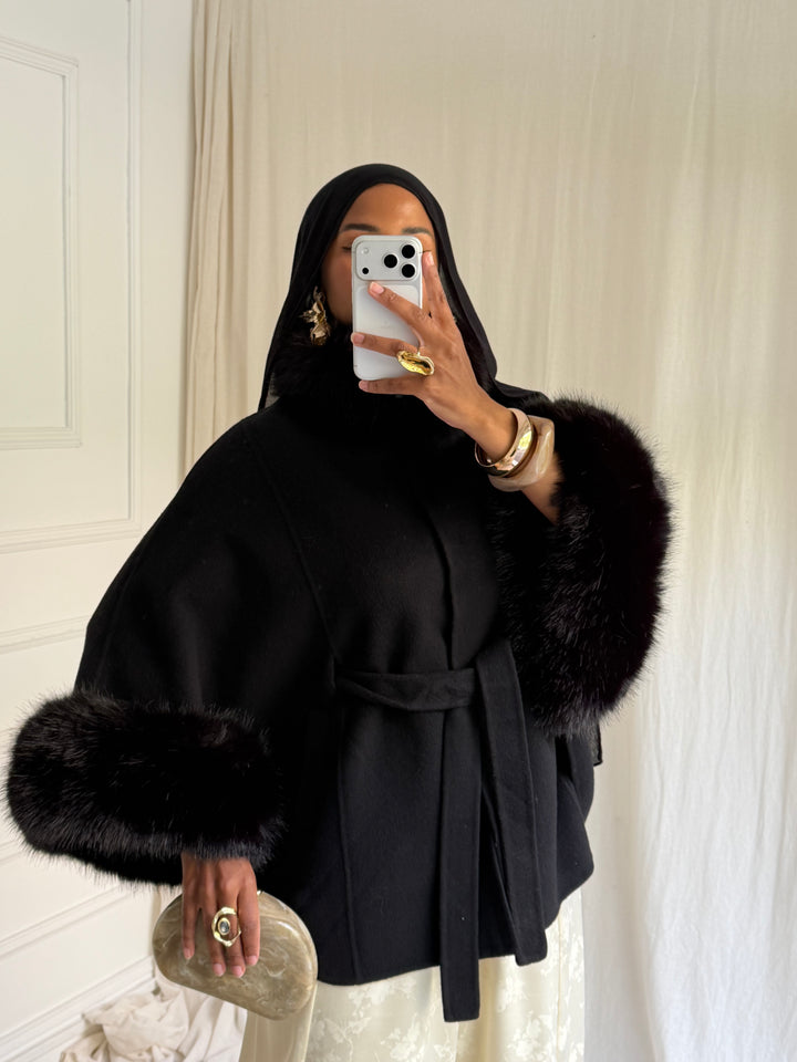 CAPE EN LAINE COL FOURRURE AMOVIBLE COUSU MAIN NOIRE