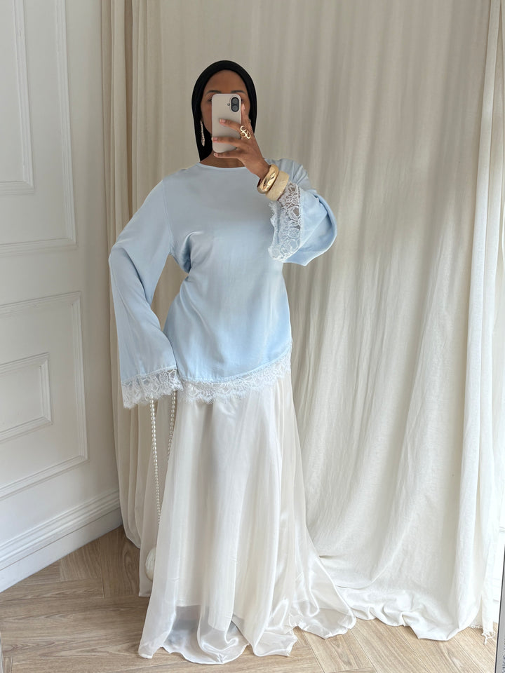 BLOUSE ASYMÉTRIQUE  DENTELLE BLEU CIEL