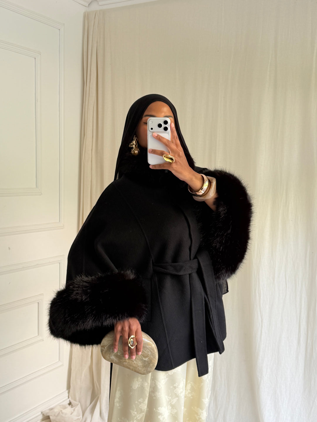 CAPE EN LAINE COL FOURRURE AMOVIBLE COUSU MAIN NOIRE