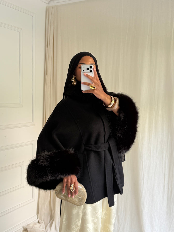 CAPE EN LAINE COL FOURRURE AMOVIBLE COUSU MAIN NOIRE