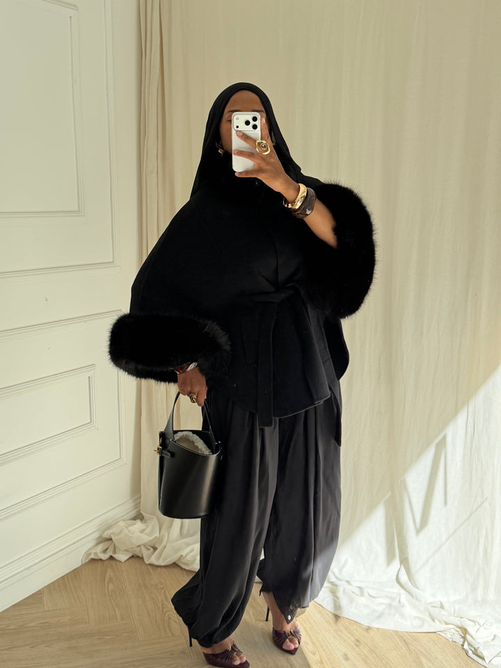 CAPE EN LAINE COL FOURRURE AMOVIBLE COUSU MAIN NOIRE