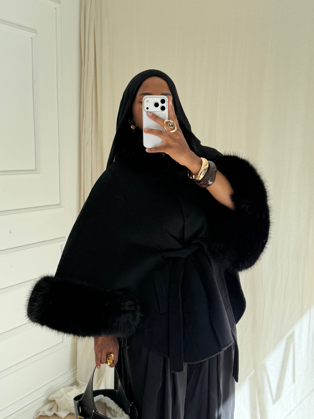CAPE EN LAINE COL FOURRURE AMOVIBLE COUSU MAIN NOIRE