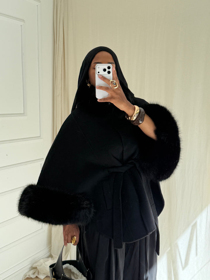 CAPE EN LAINE COL FOURRURE AMOVIBLE COUSU MAIN NOIRE