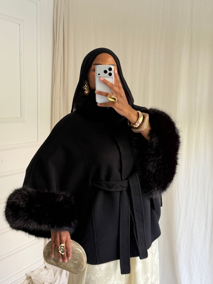 CAPE EN LAINE COL FOURRURE AMOVIBLE COUSU MAIN NOIRE