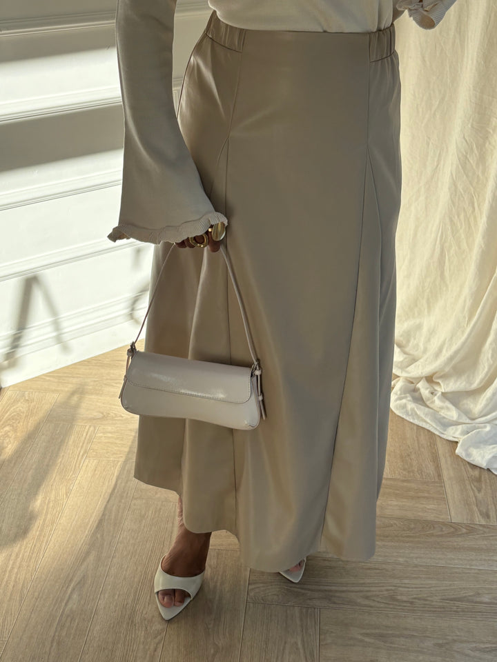 MAXI JUPE ÉVASÉE EN SIMILICUIR BEIGE